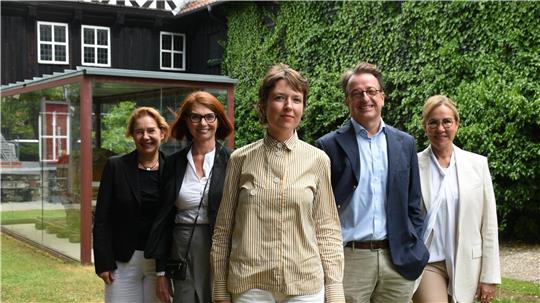 Das Foto zeigt von links Dorothee Prüssner, Dr. Bettina Ruhrberg, Miriam Bettin, Florian Haacke und Anke Tessner-Schreyeck im Garten des Mönchehaus-Museums. 