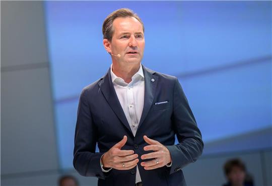Der VW-Markenchef Thomas Schäfer begründet die Einstellung des Modells Up mit neuen Regeln für die Cybersecurity in Neuwagen.
