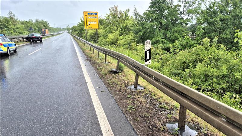 Polizei stoppt betrunkenen Lkw-Fahrer auf der B6 bei Harlingerode Der VW kam an der Mittelschutzplanke zum Stehen.