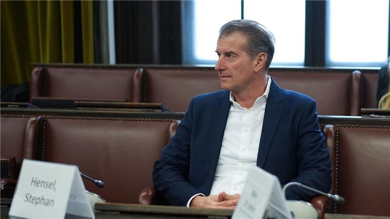 Mutmaßlicher Entführer: Bekamen im Block-Hotel Alias-Namen Der Vater der Block-Kinder, Stephan Hensel, nimmt als Nebenkläger am Prozess gegen seine Ex-Frau teil.