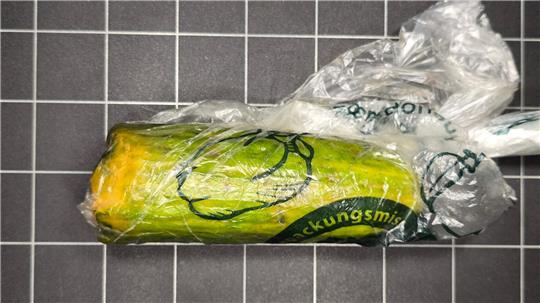Alte Gurke statt Goldmünze für mehr als 3.000 Euro bekommen Der Vater der Frau nahm das Paket mit der Gurke an und bezahlte.