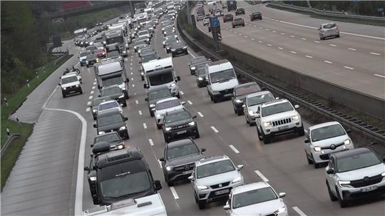 Der Vekehr staut sich auf einer Autobahn.