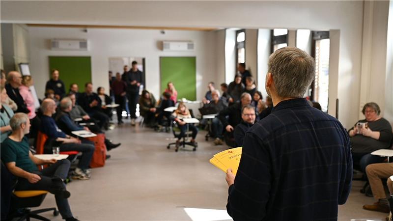 Annäherung an Unendlichkeit: Rekord bei Pi-Wettbewerb Der Veranstalter Jan van Koningsveld verteilt beim 7. Emder Pi-Wettbewerb die Urkunden.