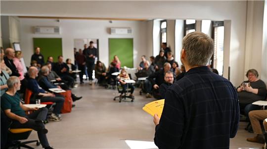 Der Veranstalter Jan van Koningsveld verteilt beim 7. Emder Pi-Wettbewerb die Urkunden.