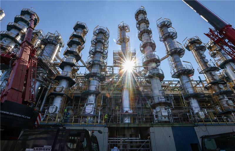 Wirtschaft und Gewerkschaft enttäuscht über „Chemiegipfel” Der Verband der Chemischen Industrie warnt: Wenn es bezüglich eines Industriestrompreises keine kurzfristigen Lösungen gebe, müsse man sich über zukünftige Themen keine Gedanken mehr machen.