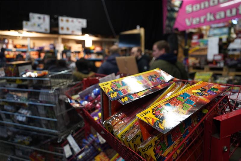Verkauf von Feuerwerk gestartet Der Verband der pyrotechnischen Industrie rechnet mit einem Umsatz von etwa 120 Millionen Euro.