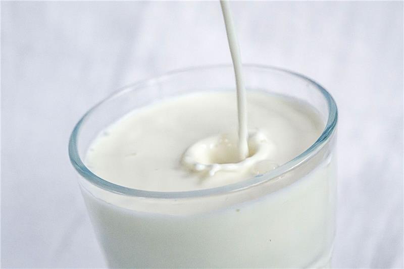 Verbraucher verzehren weniger Milch, Käse und Butter Der Verbrauch von Konsummilch ging um knapp ein Prozent auf etwas weniger als 46 Kilo pro Kopf zurück.