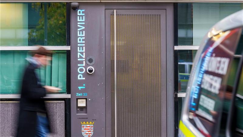 Gewalt bei Festnahmen - Ermittlungen gegen Polizisten Der Verdacht gefährde das Ansehen der Polizei, sagt der Frankfurter Polizeipräsident.