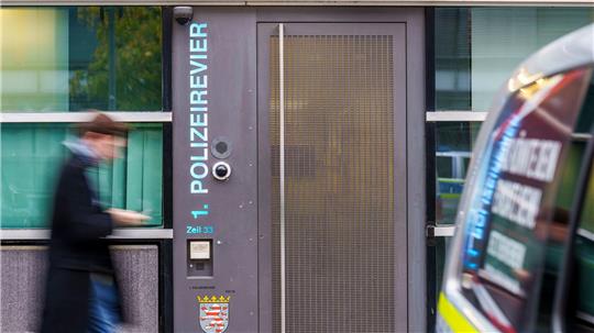 Der Verdacht gefährde das Ansehen der Polizei, sagt der Frankfurter Polizeipräsident.
