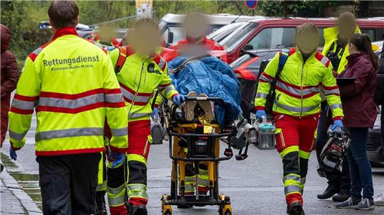 Der Verdächtige hat laut Polizei eine Frau und zwei Kinder verletzt, eines davon ist daraufhin verstorben.