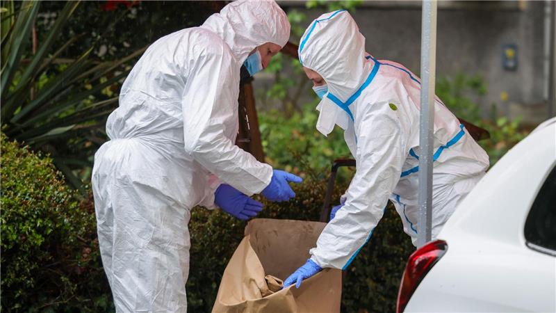 Der Verdächtige hat nach Polizeiangaben mit einem Messer eine Frau und zwei Kinder verletzt, eines davon ist daraufhin verstorben.