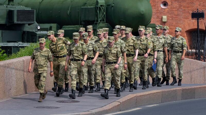 Mehrere Verletzte an russischer Schule nach Hammer-Attacke Der Verdächtige wurde von der Nationalgarde festgenommen. (Symbolbild)