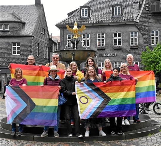 Der Verein Goslar Queer zeigt Flagge: Vordere Reihe (von links): Regina Scheller, Insa Schmalz, Toni Dräger, Kara-Arietta Lissy, Julia, Mona Isaac. Hintere Reihe: Henning Pohl, Rolf Schütte, Jutta Pein, Alexandra Berkhoff, Nina Zellmann, Renè Daniels. Foto: Müller