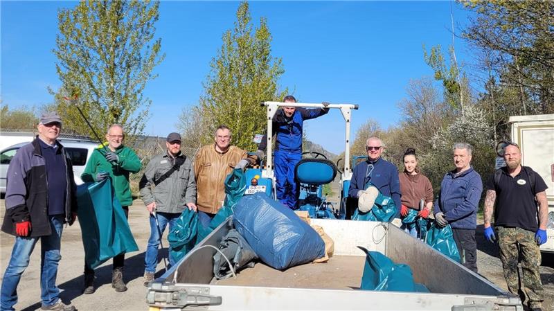Der Verein Harlingerode Pur ist mit Anhänger und Traktor im Einsatzgebiet unterwegs.