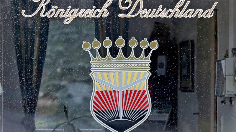 Was ist das „Königreich Deutschland“? Der Verein „Königreich Deutschland“ gilt als mitgliederstärkste Reichsbürger-Gruppe.