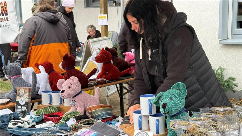 Der Verein „Mission 2. Chance“ betreibt beim Winterbasar des Tierheims Eckertal einen Stand, bei dem er auch auf sein Engagement für die Hilfe von Hunden aufmerksam macht.