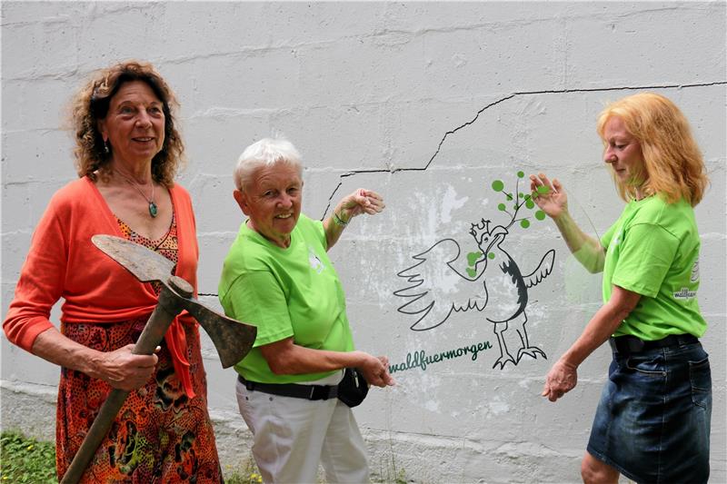Ausstellung in Goslar: Natur, Kunst und verschwindende Landschaften Der Verein „Wald für morgen“ stellte sich im Garten des Mönchehauses vor: Gertrude Endejan-Gremse (von links), Ingeborg Splanemann und Karin Rauscher präsentieren ein Glaskunstwerk mit dem Vereinsemblem.