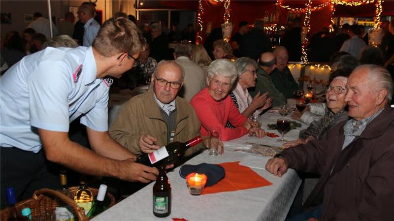 Der Verein der Kinderfeuerwehr Othfresen lud zum 3. Weinfest in der Fahrzeughalle ein.