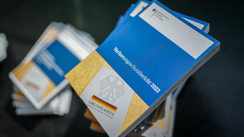 Verfassungsschutz: Trend zur Radikalisierung an den Rändern Der Verfassungsschutz hat im vergangenen Jahr einen Zuwachs sowohl bei Linksextremismus als auch im Rechtsextremismus festgestellt.