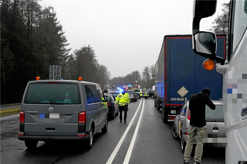 Der Verkehr staute sich nach dem Unfall auf der B82. Foto: Bode