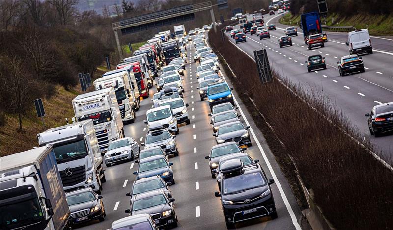 Ausnahme für ukrainische Autos bis Ende September verlängert Der Verkehr stockt am Nachmittag auf der A2 in Fahrtrichtung Hannover.