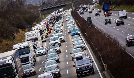 Der Verkehr stockt am Nachmittag auf der A2 in Fahrtrichtung Hannover.