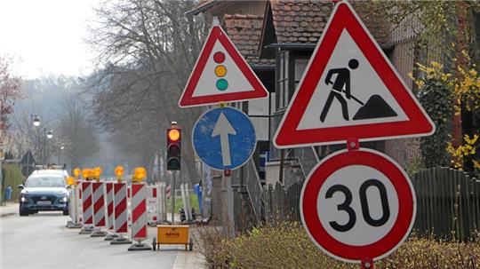 Der Verkehr verläuft einspurig an der Baustelle vorbei: auf der Schulstraße im Zuge der Landesstraße 500.