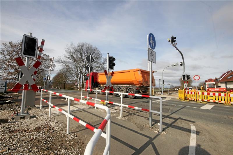 L500: Othfresener Bahnübergang für mehr als zwei Monate dicht Der Verkehr wird ab Montag nicht mehr über den Bahnübergang rollen – Fußgänger und Fahrradfahrer können ihn aber in den kommenden Wochen weiterhin passieren. Foto: Gereke