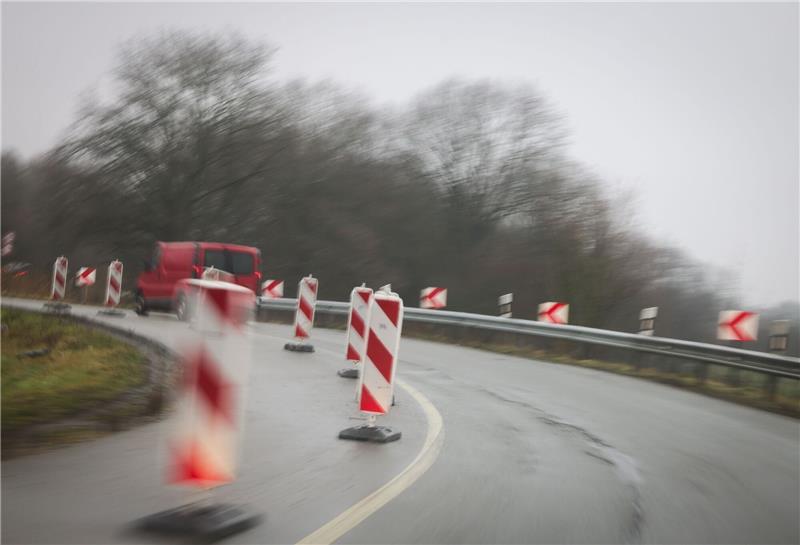 Der Verkehr wird am Ende der Autobahn A20 vor Bad Segeberg auf eine Spur geleitet um dann in die Bundesstraße B 206 zu münden.