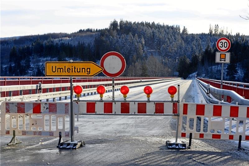 B 498 bei Altenau noch bis Mittwoch gesperrt Der Verkehr wird von der Weißwasserbrücke Richtung Schulenberg umgeleitet. Foto: Neuendorf