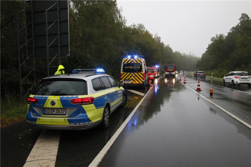 Unfall auf B 82: Auto von Fahrbahn abgekommen und überschlagen Der Verkehr wurde an der Unfallstelle vorbeigeführt. Foto: Epping
