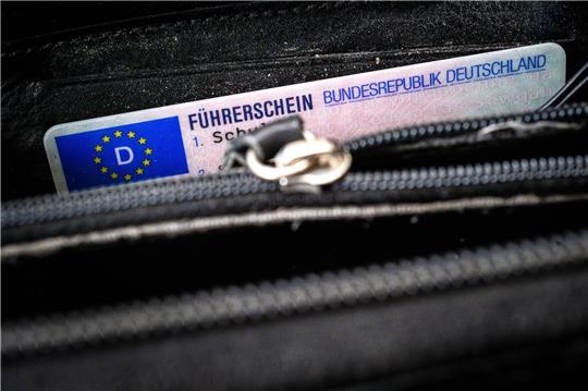Der Verkehrsausschuss im EU-Parlament spricht sich für regelmäßige medizinische Untersuchungen für Autofahrer aus. Noch ist unklar, ob das kommt. (Illustration)