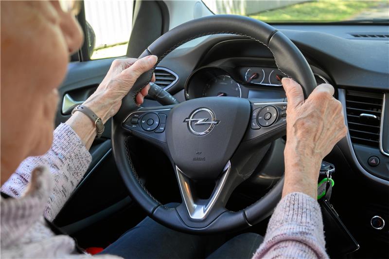 Freie Fahrt oder Pflichttests für Senioren? Der Verkehrsgerichtstag in Goslar hat empfohlen, dass bei wiederholten Trunkenheitsfahrten das Fahrzeug eingezogen werden kann. Symbolfoto: dpa