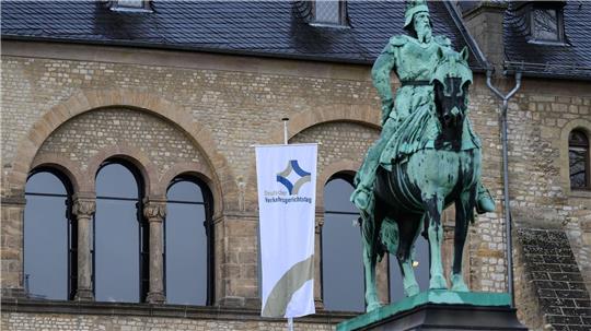 Der Verkehrsgerichtstag wird traditionell in der historischen Kaiserpfalz eröffnet. (Archivbild)