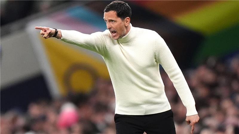 Der Verlauf der ersten Halbzeit gefiel Eintracht-Trainer Toppmöller sichtlich nicht.