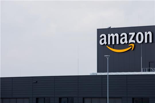 Der Versand-Riese Amazon setzt sich für die Elektrifizierung seines Liefer- und Warenverkehrs ein - und greift dafür tief in die Tasche.