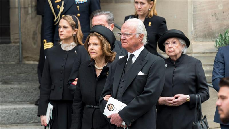 Schwedisches Königspaar nimmt Abschied von Prinz Andreas Der Verstorbene war der Cousin von König Carl Gustaf.