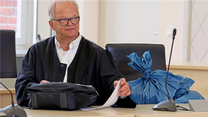 Fall Fabian: Sprach die Angeklagte ein Alibi ab? Der Verteidiger brachte für eine Analyse Kleidungsstücke in blauen Säcken mit.