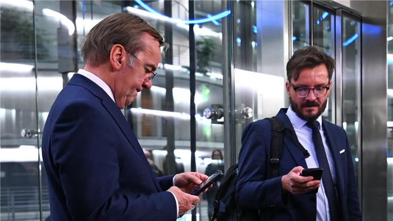 Bundeshaushalt für 2026 mit noch höheren Schulden Der Verteidigungsminister musste lange warten.