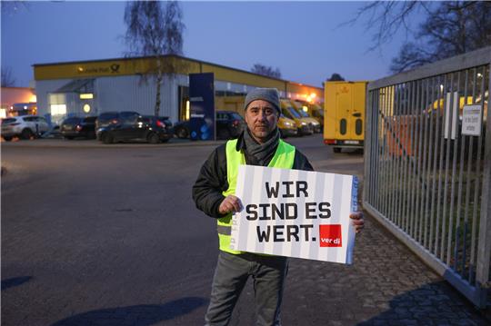 Der Vertrauensmann Ahmet Almaz von der Paketzustellung Reinickendorf beteiligt sich am bundesweiten Poststreik. Im Tarifstreit bei der Deutschen Post hatte die Gewerkschaft Verdi zu bundesweiten Streiks aufgerufen. Foto: Joerg Carstensen/dpa