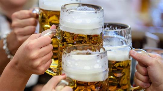Der Verzicht auf Alkohol ist einer Studie zufolge vielfach noch erklärungsbedürftig. (Symbolbild) 
