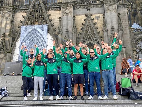 Der VfB Dörnten am vergangenen Wochenende auf Mannschaftsfahrt in Köln. Da gehört ein Teamfoto vor dem Dom für den Aufsteiger zum Pflichtprogramm. Foto: Privat