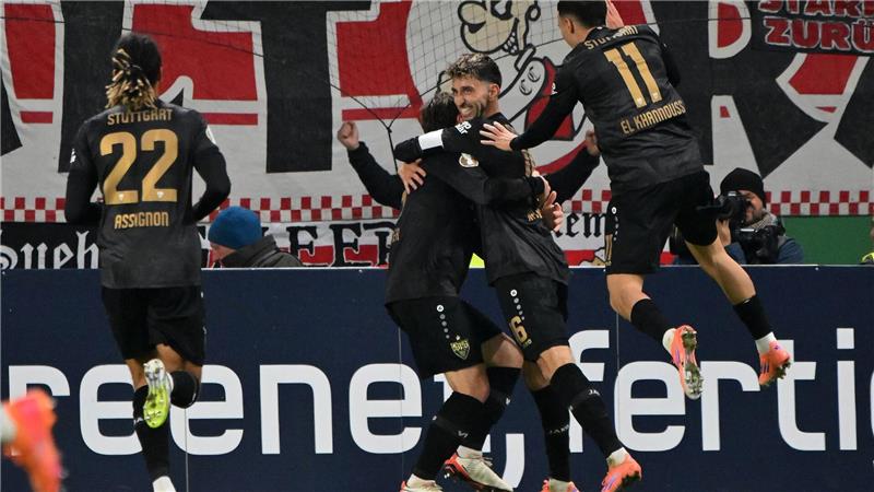 Der VfB Stuttgart jubelt mit Torschütze Atakan Karazor über den Pokalsieg in Mainz.