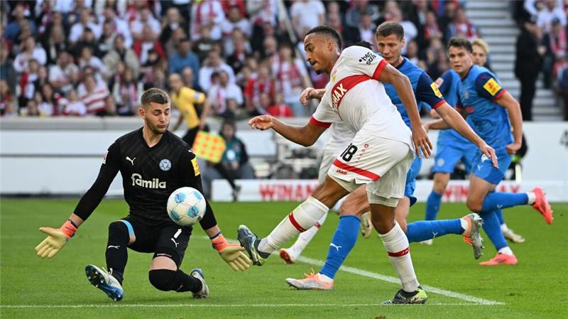 Der VfB erspielte sich in der ersten Halbzeit viele Torchancen - wie hier Jamie Leweling, der aber am Gäste-Tor vorbei zielt.