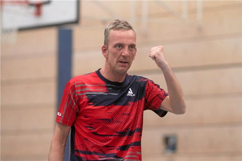 VfL Oker knackt Gifhorn, ESV Goslar gerettet Der VfL Oker hat es gepackt: Pascal Hoffmann trägt mit zwei Einzelsiegen und zwei Erfolgen im Doppel an der Seite von Tristan Nowak entscheidend zum 9:7-Sieg gegen den TTC Schwarz-Rot Gifhorn bei. Foto: Gietemann