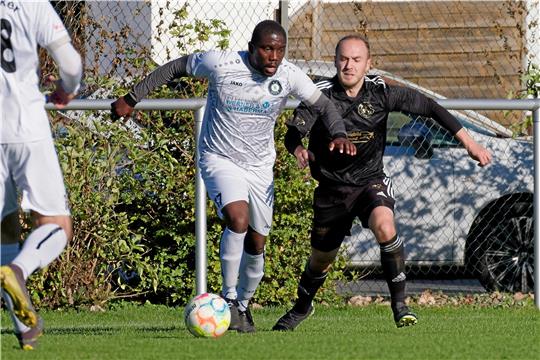 Der VfL Oker und Ronnie Kessedou (li.) wollen am Sonntag gegen den SC Gitter nach vier Spielen ohne Sieg endlich wieder drei Punkte einfahren. Julian Dieber (re.) spielt mit dem TSV Lochtum bei Union Salzgitter. Foto: Drechsler