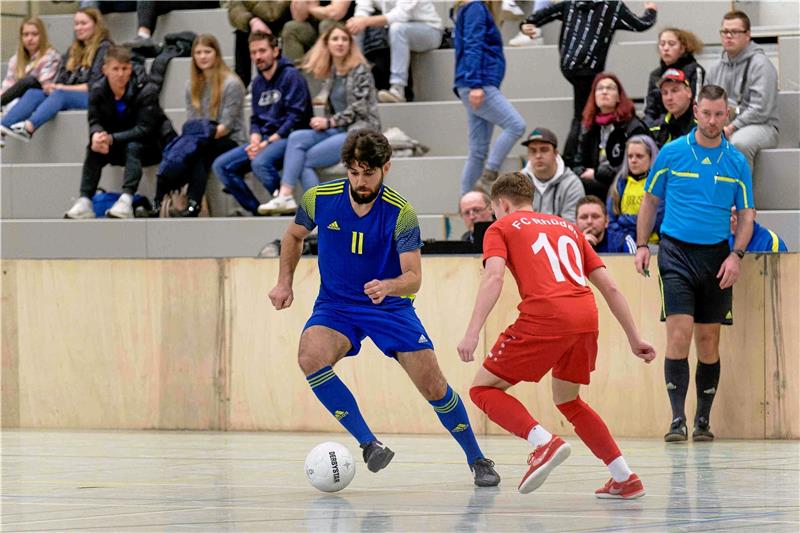 FSV Schöningen ist nicht zu bezwingen Der VfL Oker wirft Rot-Weiß Rhüden in diesem Spiel mit 6:1 aus dem Turnier. In Clausthal-Zellerfeld wird mit einer umlaufenden Bande gespielt. Das ist eine Besonderheit der Hallenturnierserie. Foto: Drechsler