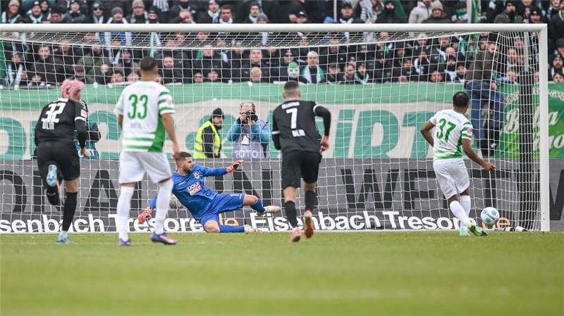 Zwei umstrittene Elfmeter: Siewerts erster Punkt mit Fürth Der Video-Schiedsrichter greift ein - und Julian Green (r) trifft.