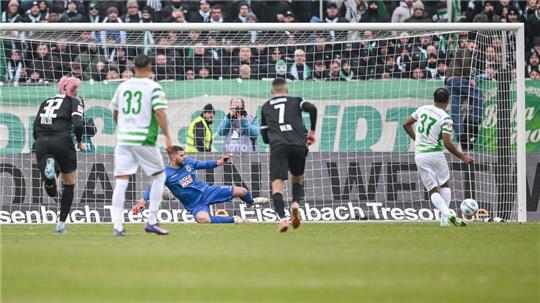 Der Video-Schiedsrichter greift ein - und Julian Green (r) trifft.