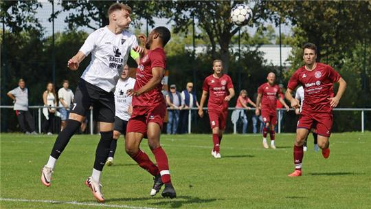Der Vienenburger Dennis Höver (l.) klärt einen der langen SC 18-Bälle vor Idrissa Kone. Der FG-Kapitän wird kurze Zeit später wegen einer Verletzung ausgewechselt. Von der rechten Seite stürmt Manuel Bornecke heran.